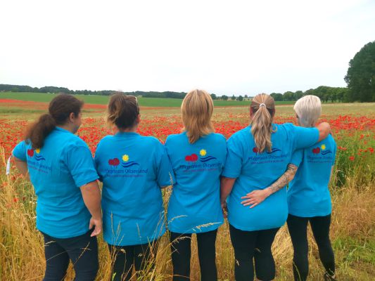 Unser Team vor einem weiten Feld bei Neubukow.